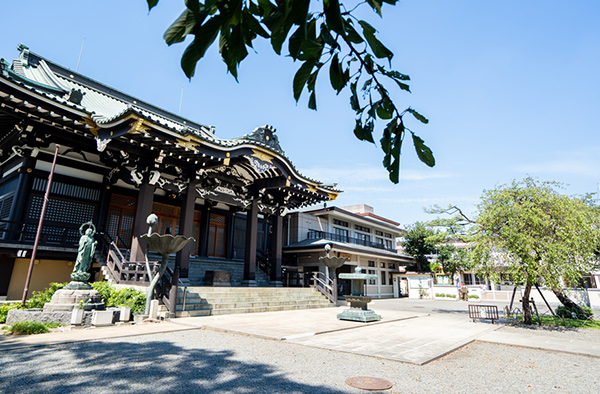 隣接するお寺